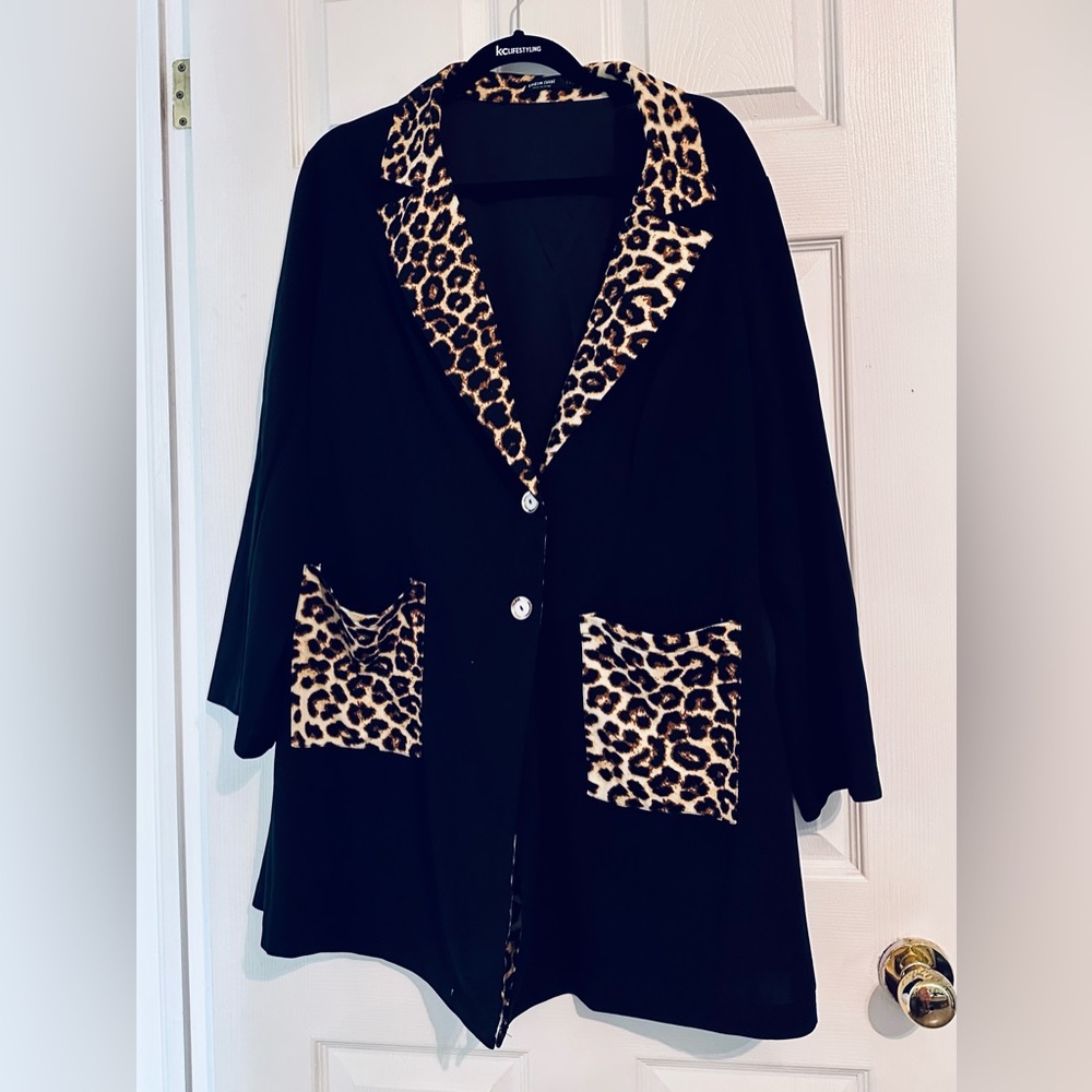 Blazer black with leopard print.